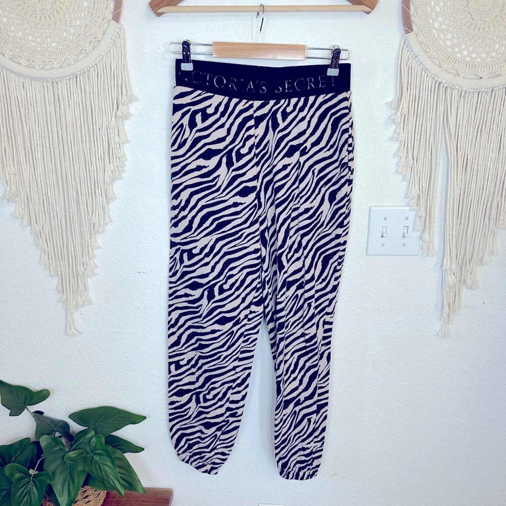 Victoria’s Secret black and tan tiger striped animal print joggers small